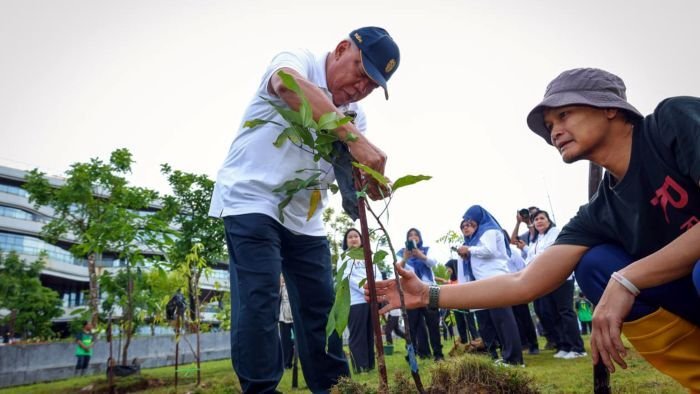 Dalam semangat memperingati Hari Cinta Puspa dan Satwa Nasional yang jatuh setiap 5 November, Otorita IKN menanam 600 pohon di Plaza Seremoni, Kawasan Inti Pusat Pemerintahan (KIPP) IKN pada Rabu (05/11/2025). Foto: HO/Humas Otorita IKN