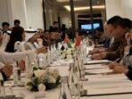 Delegasi Uni Emirat Arab yang dipimpin oleh Menteri Energi dan Infrastruktur Uni Emirat Arab (UEA) Suhail Mohamed Al Mazrouei (tengah kiri) melakukan pertemuan dan pembicaraan dengan Menteri Investasi/BKPM sekaligus CEO Danantara Rosan Perkasa Roeslani (tengah kanan) dan perwakilan pemerintah RI yang lain di Jakarta, Rabu (19/11/2025). FOTO : ANTARA/Katriana