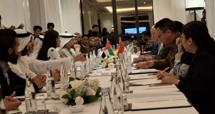 Delegasi Uni Emirat Arab yang dipimpin oleh Menteri Energi dan Infrastruktur Uni Emirat Arab (UEA) Suhail Mohamed Al Mazrouei (tengah kiri) melakukan pertemuan dan pembicaraan dengan Menteri Investasi/BKPM sekaligus CEO Danantara Rosan Perkasa Roeslani (tengah kanan) dan perwakilan pemerintah RI yang lain di Jakarta, Rabu (19/11/2025). FOTO : ANTARA/Katriana