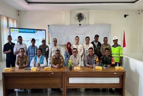 Direktur Perumda Tirta Manuntung Balikpapan, Yudhi Saharuddin Saat Kegiatan dengan Warga kawasan Baru Ulu. Foto: HO/PTMB