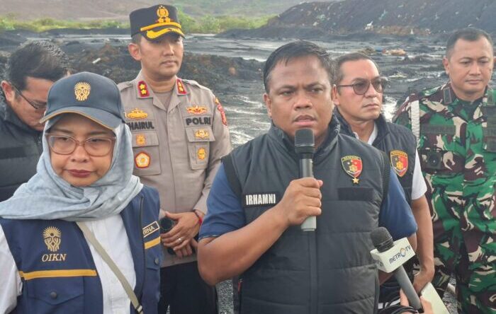 Direktur Tindak Pidana Tertentu (Dittipidter) Bareskrim Polri, Brigjen Pol. Moh Irhamni, saat meninjau lokasi penimbunan batu bara ilegal, pada Sabtu (8/11/2025). Foto: BorneoFlash/Niken Sulastri