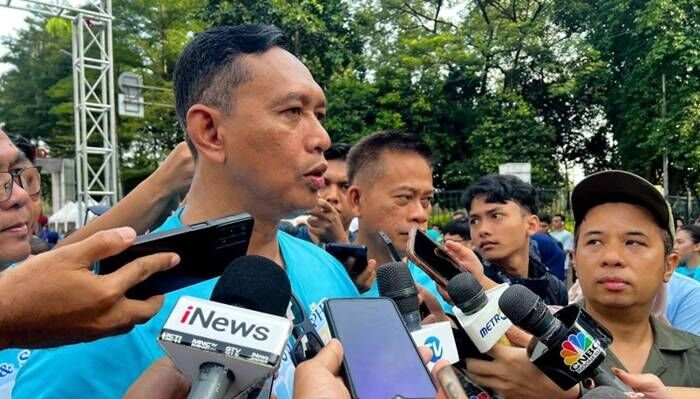 Direktur Utama Bulog Ahmad Rizal Ramdhani menjawab pertanyaan awak media di sela peluncuran kemasan baru beras premium Befood Sentra Ramos pada acara "Befood Rice Up Your Day" di Jakarta, Minggu (2/11/2025). FOTO : ANTARA/Harianto/am.