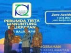 Direktur Utama PTMB, Dr. Yudhi Saharuddin, S.E.,M.M., saat menerima penghargaan yang diserahkan oleh Staf Ahli Menteri Ketenagakerjaan Bidang Ekonomi Ketenagakerjaan, Aris Wahyudi, di Plenary Hall GOR Kadrie Oening, Samarinda, pada Selasa (11/11/2025). Foto: BorneoFlash/Ist