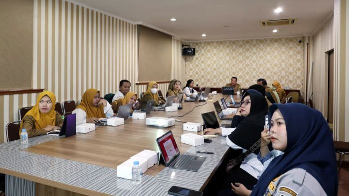 Diskominfo Kabupaten PPU menggelar pelatihan bagi admin SP4N–LAPOR untuk meningkatkan kapasitas aparatur pengelola layanan pengaduan publik, di Ruang Rapat Wakil Bupati PPU, Senin (3/11/2025). Foto: HO/Diskominfo PPU