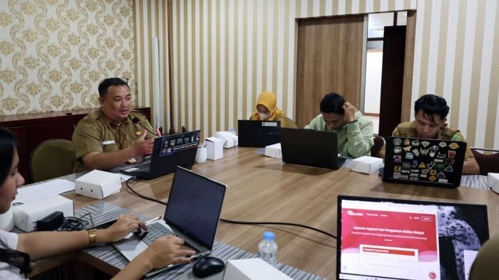 Diskominfo Kabupaten PPU menggelar pelatihan bagi admin SP4N–LAPOR untuk meningkatkan kapasitas aparatur pengelola layanan pengaduan publik, di Ruang Rapat Wakil Bupati PPU, Senin (3/11/2025). Foto: HO/Diskominfo PPU