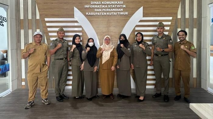Diskominfo Staper Kutim Terima Studi Tiru Satpol PP Kota Bontang, pada Senin (24/11/2025).  Foto: HO/Diskominfo Staper Kutim