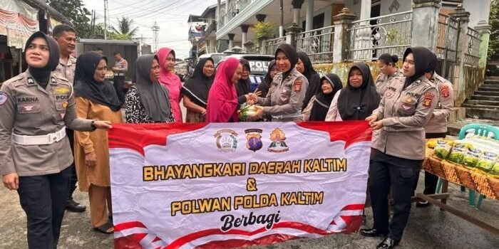 Ditlantas Polda Kaltim bersama Bhayangkari menggelar kegiatan bakti sosial di RT 44, Kelurahan Baru Ilir, Kecamatan Balikpapan Barat, pada Selasa (18/11/2025). Foto: HO/Humas Polda Kaltim