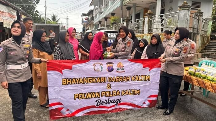 Ditlantas Polda Kaltim bersama Bhayangkari menggelar kegiatan bakti sosial di RT 44, Kelurahan Baru Ilir, Kecamatan Balikpapan Barat, pada Selasa (18/11/2025). Foto: HO/Humas Polda Kaltim