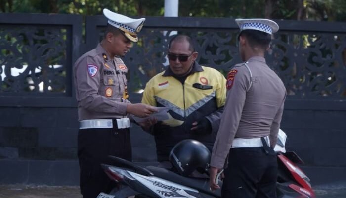 Ditlantas Polda Kaltim turun langsung menyambangi pengemudi ojek online dalam rangka Operasi Zebra Mahakam 2025, Pada Jumat (28/11/2025). Foto: HO//Humas Polda Kaltim