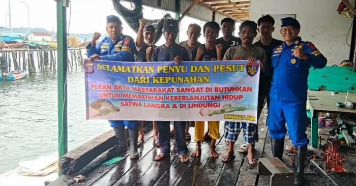 Ditpolairud Polda Kaltim melaksanakan kegiatan sosialisasi dan edukasi kepada masyarakat pesisir di Kampung Baru, Balikpapan Barat, pada Selasa (04/11/2025). Foto: HO/Humas Polda Kaltim