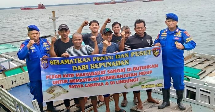 Ditpolairud Polda Kaltim melaksanakan kegiatan sosialisasi dan edukasi kepada masyarakat pesisir di Kampung Baru, Balikpapan Barat, pada Selasa (04/11/2025). Foto: HO/Humas Polda Kaltim