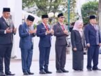 Fauzi Adi Firmansyah saat menghadiri upacara peringatan di TMP Balikpapan Ketua Komisi II DPRD Kota Balikpapan, Fauzi Adi Firmansyah (Kiri) saat menghadiri upacara peringatan di TMP Balikpapan, pada Senin (10/11/2025). Foto: BorneoFlash/IST