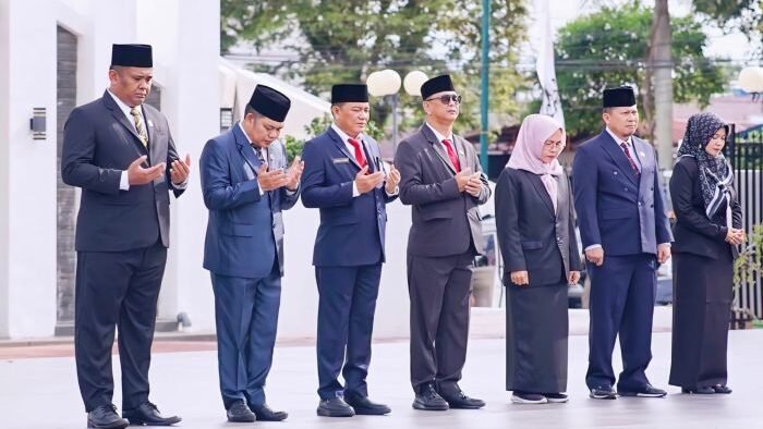 Ketua Komisi II DPRD Kota Balikpapan, Fauzi Adi Firmansyah (Kiri) saat menghadiri upacara peringatan di TMP Balikpapan, pada Senin (10/11/2025). Foto: BorneoFlash/IST