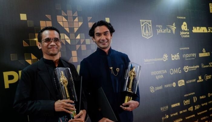 Sineas Reza Rahadian (kanan) dan Felix K. Nesi (kiri) berpose usai meraih penghargaan Penulis Skenario Asli Terbaik dalam Festival Film Indonesia 2025 di Jakarta, Kamis (20/11/2025). Reza dan Felix meraih penghargaan melalui film berjudul Pangku. ANTARA FOTO/Putra M. Akbar/tom.