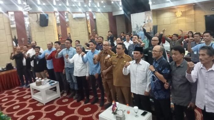 Foto Bersama kegiatan UKW digagas oleh PWI Kutim yang dimulai pada tanggal 18-19 November 2025, digelar di Ruang Dlaunge, Hotel Royal Victoria Sangatta Utara, pada Selasa (18/11/2025). Foto: HO/Diskominfo Staper Kutim