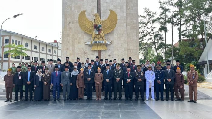 Foto bersama setelah upacara memperingati hari pahlawan ke-80 di Taman Makam Pahlawan Samarinda, Senin (10/11/2025). Foto: BorneoFlash/NurAinunnisa