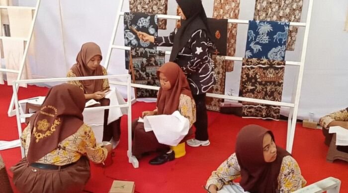 Generasi muda mengasah kreativitas lewat membatik. Foto: BorneoFlash/Ernita Sriana