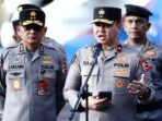 Kepala Biro Penerangan Masyarakat (Karopenmas) Divhumas Polri Brigjen Pol. Trunoyudo Wisnu Andiko (kanan) memberikan keterangan pers di Mako Polisi Udara Polri, Tangerang Selatan, Banten, Sabtu (29/11/2025). FOTO: ANTARA/HO-Divisi Humas Polri
