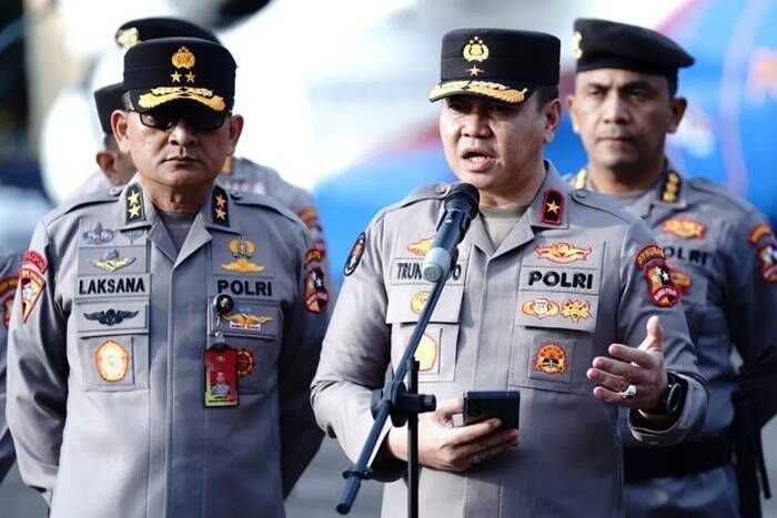 Kepala Biro Penerangan Masyarakat (Karopenmas) Divhumas Polri Brigjen Pol. Trunoyudo Wisnu Andiko (kanan) memberikan keterangan pers di Mako Polisi Udara Polri, Tangerang Selatan, Banten, Sabtu (29/11/2025). FOTO: ANTARA/HO-Divisi Humas Polri