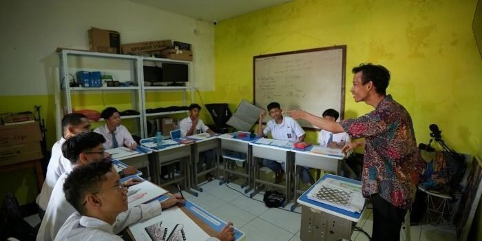 Ilustrasi di Sekolah Ilustrasi di Sekolah, Guru bukan hanya menjadi pemberi materi, melainkan fasilitator yang mampu menggerakkan dan memandu pikiran siswa agar mereka bisa menemukan sendiri makna dan jawaban permasalahan. Foto: IST/School Media