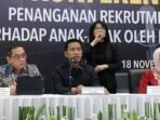 Juru Bicara Densus 88 Antiteror Polri AKBP Mayndra Eka Wardhana (tengah) berbicara dalam konferensi pers di Gedung Bareskrim Polri, Jakarta, Selasa (18/11/2025). FOTO: ANTARA/Nadia Putri Rahmani/aa.