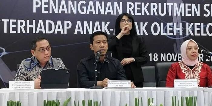 Juru Bicara Densus 88 Antiteror Polri AKBP Mayndra Eka Wardhana (tengah) berbicara dalam konferensi pers di Gedung Bareskrim Polri, Jakarta, Selasa (18/11/2025). FOTO: ANTARA/Nadia Putri Rahmani/aa.