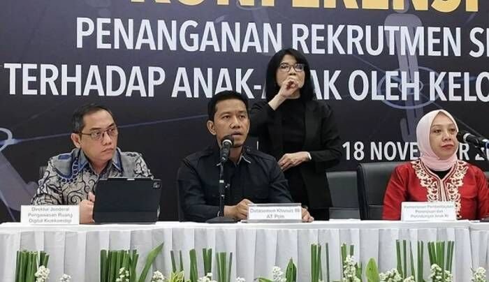 Juru Bicara Densus 88 Antiteror Polri AKBP Mayndra Eka Wardhana (tengah) berbicara dalam konferensi pers di Gedung Bareskrim Polri, Jakarta, Selasa (18/11/2025). FOTO: ANTARA/Nadia Putri Rahmani/aa.