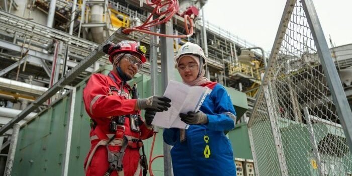 KPB memperkuat sistem keselamatan di area kilang melalui pemasangan teknologi proteksi kebakaran modern di seluruh Proyek RDMP Balikpapan. Foto: HO/KPB