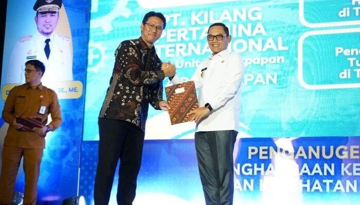 KPI Unit Balikpapan berhasil memborong tiga penghargaan bergengsi sekaligus dalam ajang Anugerah K3 Provinsi Kalimantan Timur 2025, yang diserahkan langsung oleh Wakil Gubernur Seno Aji, di Plenary Hall Sempaja, Samarinda. Foto: HO/KPI Unit Balikpapan