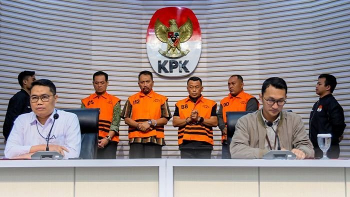 KPK menetapkan sekaligus menahan SUG, Bupati Ponorogo periode 2021–2025 dan terpilih untuk periode 2025–2030, bersama tiga orang lainnya sebagai tersangka dalam OTT terkait dugaan tindak pidana korupsi di lingkungan Pemkab Ponorogo. Foto: BorneoFlash/IG KPK