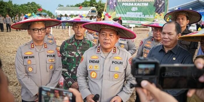 Kapolda Kaltim Irjen Pol Endar Priantoro, S.H., S.I.K., C.F.E., M.H., saat kegiatan Launching Industri Pertanian dan Penanaman Jagung Serentak Tahun 2025 di Kawasan Yonif TP 827/Mcy, Kampung Muhur, Kecamatan Siluq Ngurai, Kabupaten Kutai Barat, pada Selas