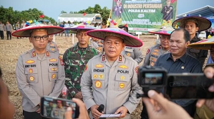 Kapolda Kaltim Irjen Pol Endar Priantoro, S.H., S.I.K., C.F.E., M.H., saat kegiatan Launching Industri Pertanian dan Penanaman Jagung Serentak Tahun 2025 di Kawasan Yonif TP 827/Mcy, Kampung Muhur, Kecamatan Siluq Ngurai, Kabupaten Kutai Barat, pada Selasa (04/11/2025). Foto: HO/Humas Polda Kaltim