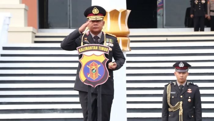 Kapolda Kaltim Irjen Pol Endar Priantoro, S.H., S.I.K., C.F.E., M.H memimpin langsung upacara peringatan Hari Pahlawan ke-80 Tahun 2025 di Halaman Mapolda Kaltim, Pada Senin (10/11/2025). Foto: HO/Humas Polda Kaltim