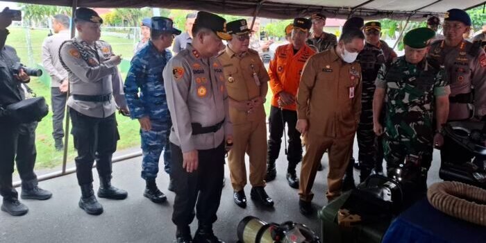 Kapolda Kaltim, Irjen Pol Endar Priantoro, saat meninjau stand perlengkapan kesiapsiagaan bencana, usai apel di Lapangan M Jasin Brimob Polda Kaltim, pada Selasa (4/11/2025). Foto: BorneoFlash/Niken Sulastri