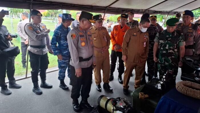 Kapolda Kaltim, Irjen Pol Endar Priantoro, saat meninjau stand perlengkapan kesiapsiagaan bencana, usai apel di Lapangan M Jasin Brimob Polda Kaltim, pada Selasa (4/11/2025). Foto: BorneoFlash/Niken Sulastri