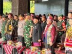 Kapolda Kaltim Irjen Pol. Endar Priantoro bersama Ketua Bhayangkari Daerah Kalimantan Timur Ny. Nindya Endar Priantoro menghadiri Upacara Peringatan HUT ke-26 Kabupaten Kutai Barat, yang digelar di Taman Budaya Sendawar, pada Rabu (5/11/2025). Foto: HO/Humas Polda Kaltim
