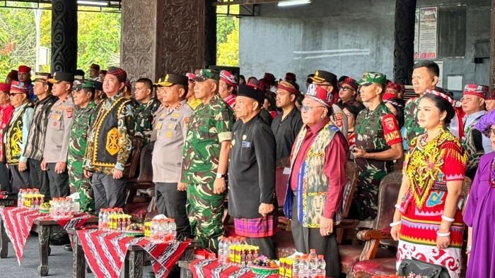 Kapolda Kaltim Irjen Pol. Endar Priantoro bersama Ketua Bhayangkari Daerah Kalimantan Timur Ny. Nindya Endar Priantoro menghadiri Upacara Peringatan HUT ke-26 Kabupaten Kutai Barat, yang digelar di Taman Budaya Sendawar, pada Rabu (5/11/2025). Foto: HO/Humas Polda Kaltim