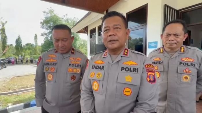 Kapolda Kaltim Irjen Pol Endar Priantoro saat diwawancarai awak media usai meresmikan Gedung Satuan Pelayanan Pemenuhan Gizi (SPPG) di kompleks perkantoran Pemkab Barong Tongkok, pada Selasa (4/11/2025). Foto: BorneoFlash/Ist