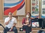 Deputi Bidang Peningkatan Prestasi Olahraga Kementerian Pemuda dan Olahraga Surono (kiri) memberikan keterangan dalam konferensi pers di Jakarta, Kamis (6/11/2025). FOTO: ANTARA/Aloysius Lewokeda