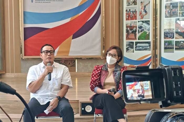 Deputi Bidang Peningkatan Prestasi Olahraga Kementerian Pemuda dan Olahraga Surono (kiri) memberikan keterangan dalam konferensi pers di Jakarta, Kamis (6/11/2025). FOTO: ANTARA/Aloysius Lewokeda