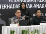 Direktur Jenderal Pengawasan Ruang Digital Kemkomdigi Alexander Sabar (kiri) berbicara dalam konferensi pers "Penanganan Anak Rekrutmen Secara Online Terhadap Anak-anak Oleh Kelompok Terorisme" di Gedung Bareskrim Polri, Jakarta, Selasa (18/11/2025). FOTO: ANTARA/Nadia Putri Rahmani