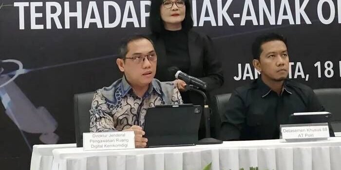 Direktur Jenderal Pengawasan Ruang Digital Kemkomdigi Alexander Sabar (kiri) berbicara dalam konferensi pers "Penanganan Anak Rekrutmen Secara Online Terhadap Anak-anak Oleh Kelompok Terorisme" di Gedung Bareskrim Polri, Jakarta, Selasa (18/11/2025). FOTO
