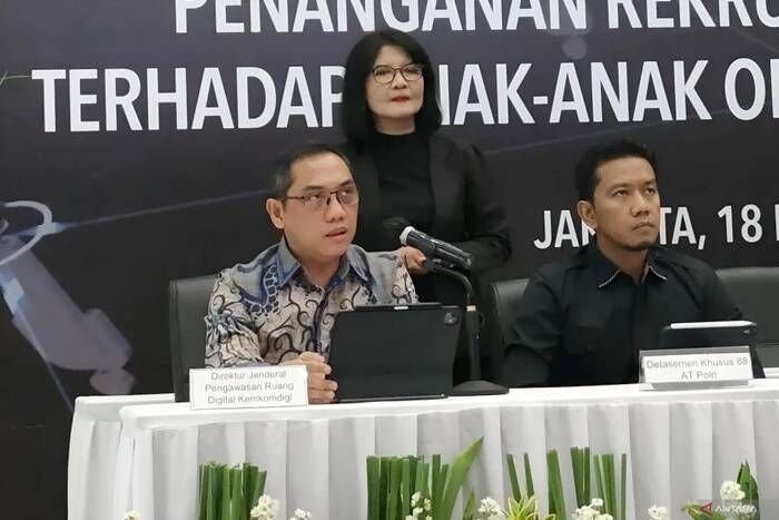 Direktur Jenderal Pengawasan Ruang Digital Kemkomdigi Alexander Sabar (kiri) berbicara dalam konferensi pers "Penanganan Anak Rekrutmen Secara Online Terhadap Anak-anak Oleh Kelompok Terorisme" di Gedung Bareskrim Polri, Jakarta, Selasa (18/11/2025). FOTO: ANTARA/Nadia Putri Rahmani