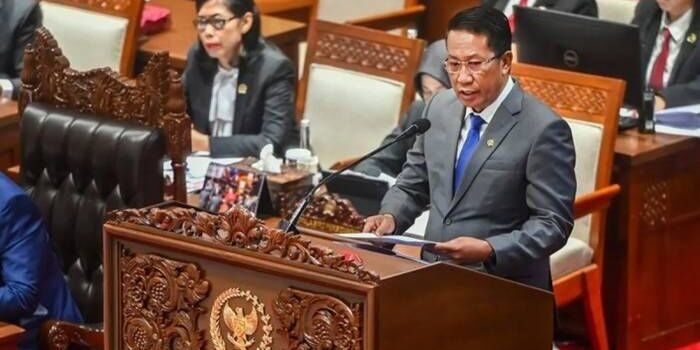 Menteri Hukum Supratman Andi Agtas mewakili Presiden, bersiap menyampaikan pendapat akhir yang diantaranya terkait RUU KUHAP pada Rapat Paripurna ke-8 DPR RI Masa Persidangan II Tahun Sidang 205-2026 di Kompleks Parlemen, Senayan, Jakarta, Selasa (18/11/2