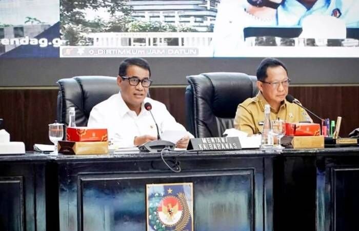 Kepala Badan Pangan Nasional (Bapanas) sekaligus Menteri Pertanian Andi Amran Sulaiman (kiri), Menteri Dalam Negeri (Mendagri) Tito Karnavian (kanan), dalam Rapat Pengendalian Inflasi di Kementerian Dalam Negeri Jakarta, Selasa (4/11/2025). FOTO : ANTARA/HO-Humas Bapanas