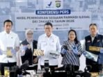 Kepala Badan Pengawas Obat dan Makanan (BPOM) Taruna Ikrar (tengah) menunjukkan sejumlah produk farmasi ilegal yang ditemukan di Jakarta Barat, di Jakarta, Kamis (13/11/2025). FOTO : ANTARA/HO - Badan Pengawas Obat dan Makanan (BPOM)