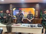 Kepala Kejaksaan Negeri (Kajari) Tangsel, Apreza Darul Putra menunjukkan sejumlah barang bukti hasil ungkap kasus penipuan jaksa gadungan. FOTO : ANTARA/HO-Kejari Tangsel