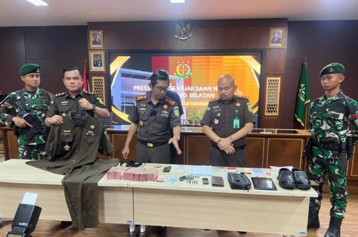 Kepala Kejaksaan Negeri (Kajari) Tangsel, Apreza Darul Putra menunjukkan sejumlah barang bukti hasil ungkap kasus penipuan jaksa gadungan. FOTO : ANTARA/HO-Kejari Tangsel