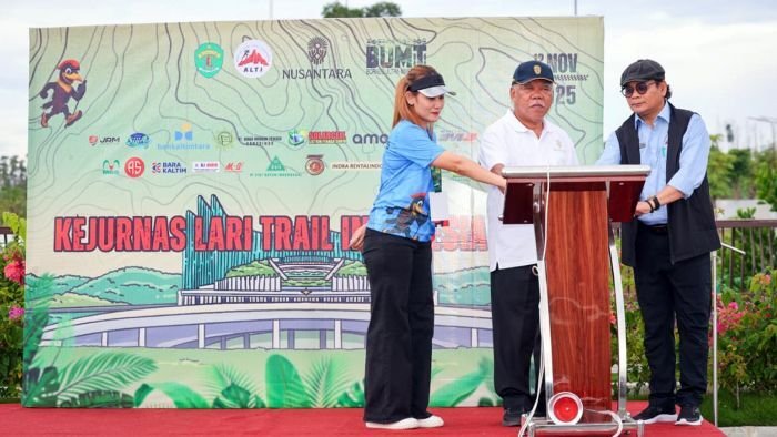 Kepala Otorita IKN, Basuki Hadimuljono (tengah) saat membuka secara resmi Kejurnas Asosiasi Lari Trail Indonesia (ALTI) dan Borneo Ultra Mixed Trail (BUMT) Nusantara pada Rabu (12/11/2025). Foto: HO/Humas Otorita IKN