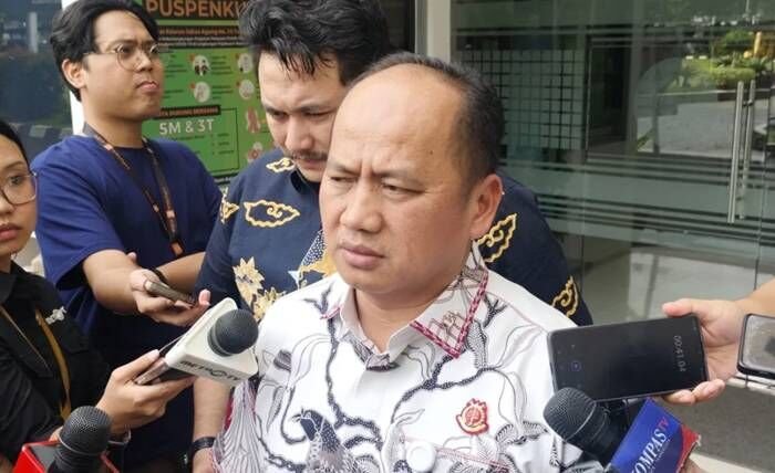 Kepala Pusat Penerangan Hukum (Kapuspenkum) Kejagung Anang Supriatna memberikan keterangan pers di Gedung Kejaksaan Agung, Jakarta, Jumat (21/11/2025). FOTO : ANTARA/Nadia Putri Rahmani